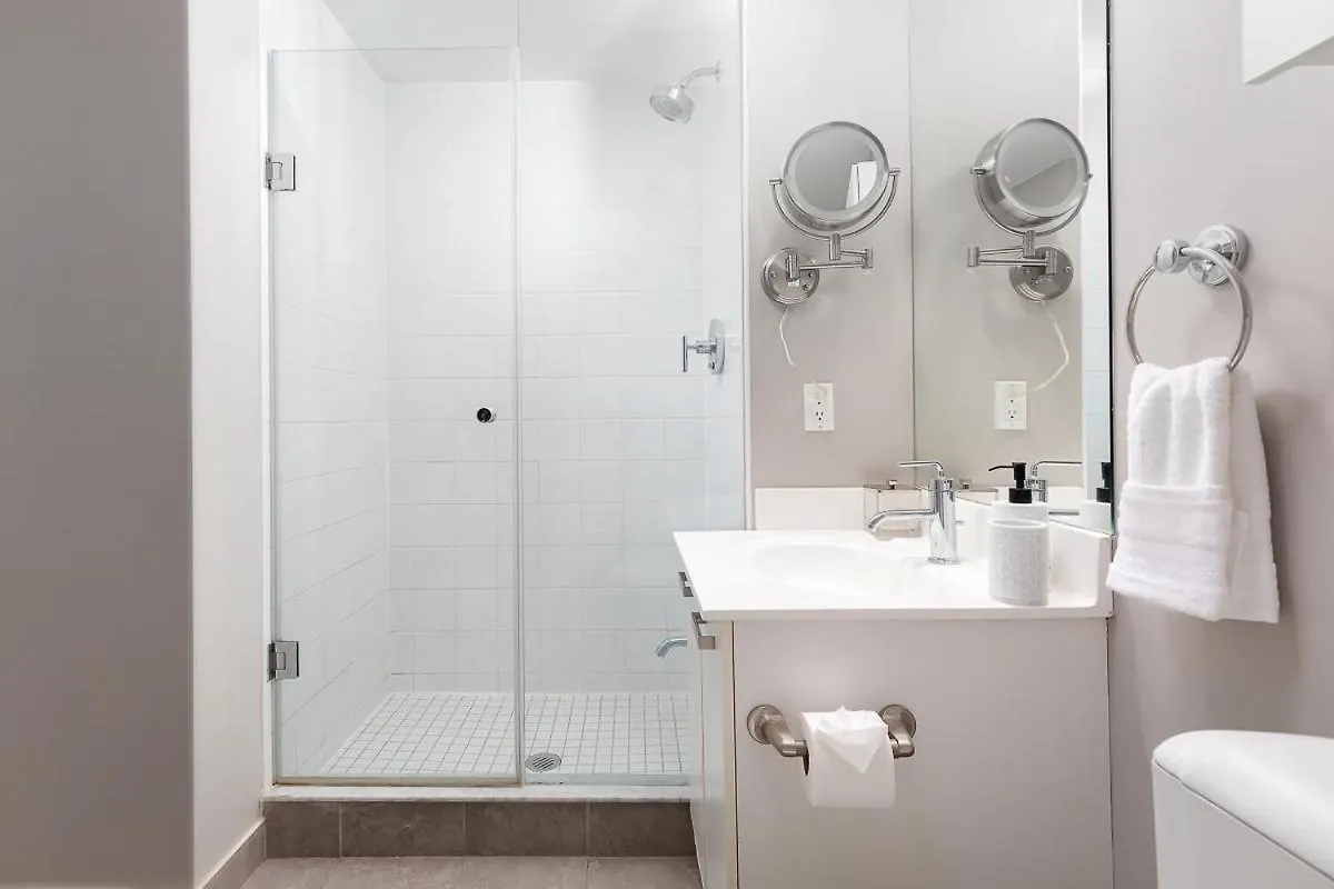 Penthouse Overlooking Dt Toronto Free Parking
